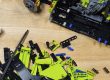 Een persoon die een indrukwekkende LEGO-set aan het bouwen is.
