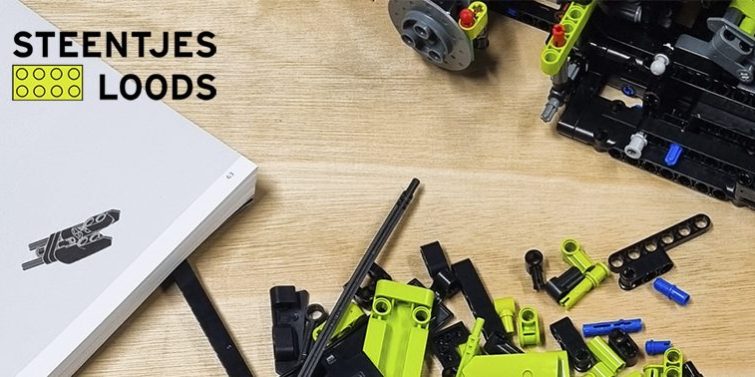 Een persoon die een indrukwekkende LEGO-set aan het bouwen is.