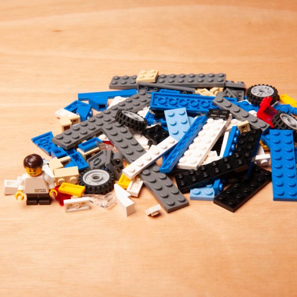 Een onvolledig LEGO-bouwwerk gemaakt van een willekeurige selectie blokjes uit De Uitdaging.